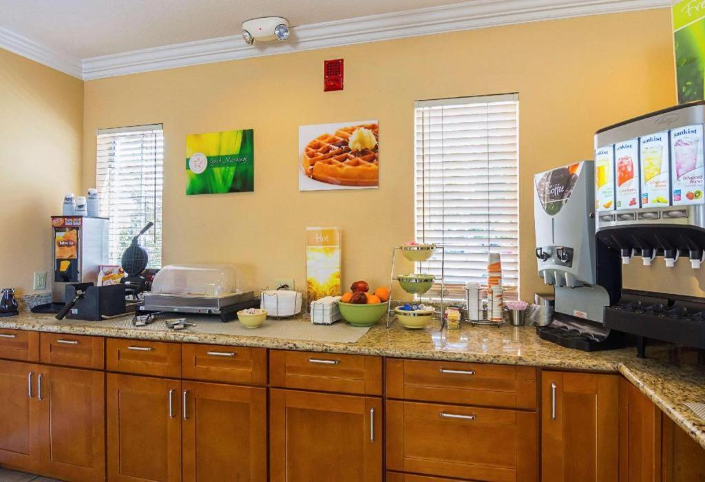 Quality Inn Fresno Yosemite Airport Экстерьер фото